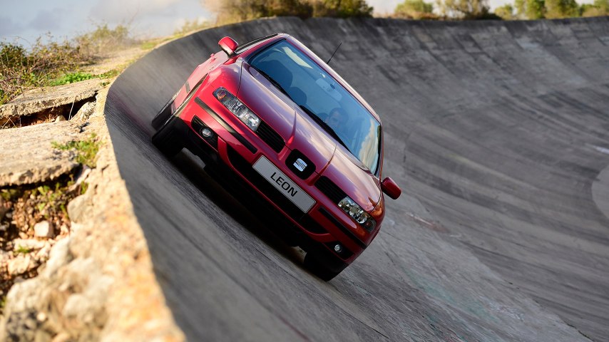 emocion red seat leon driving on curved track