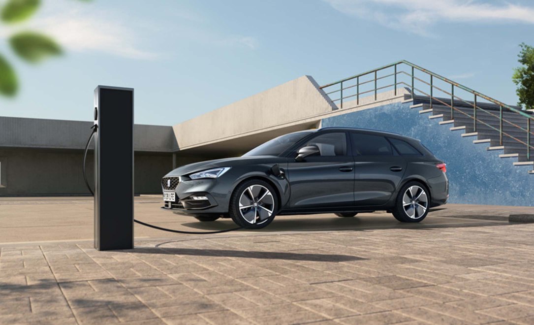 SEAT Leon e-HYBRID charging in front of steps