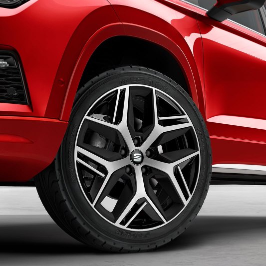  SEAT Ateca SUV detailed view of exclusive nuclear grey machined 19 inch aero wheels