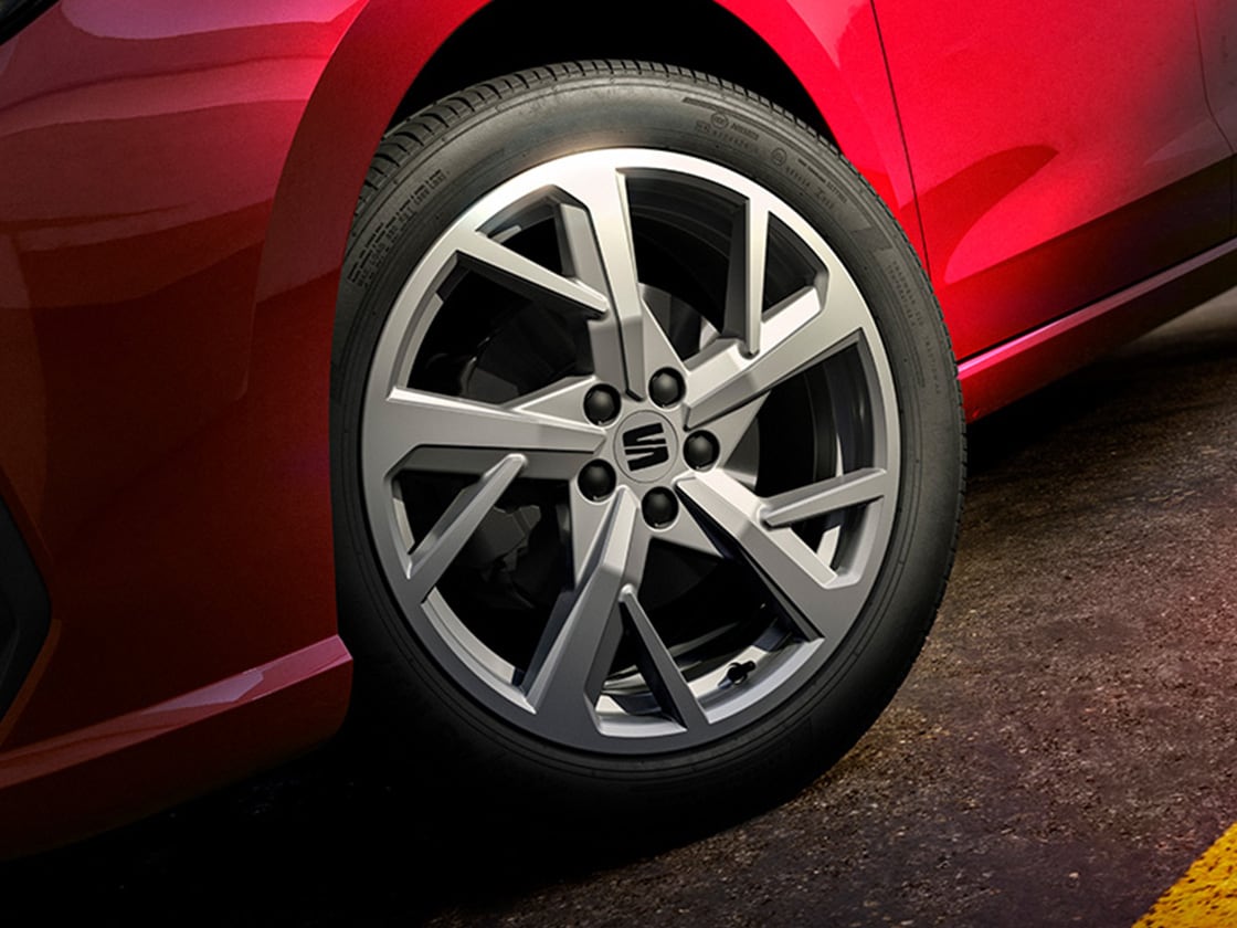 View of SEAT Ibiza’s 17-inch dynamic alloy wheels. 