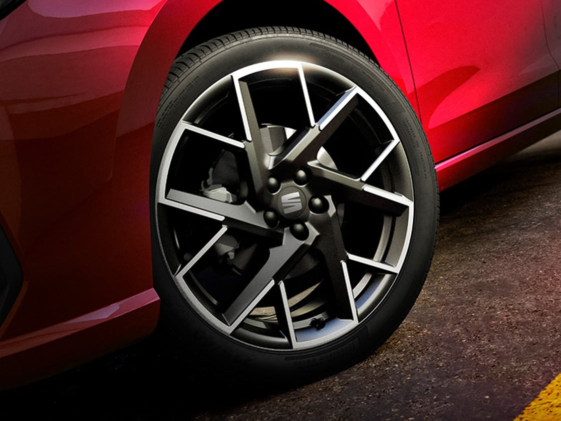 SEAT Ibiza’s 18-inch performance machined alloy wheels close-up.