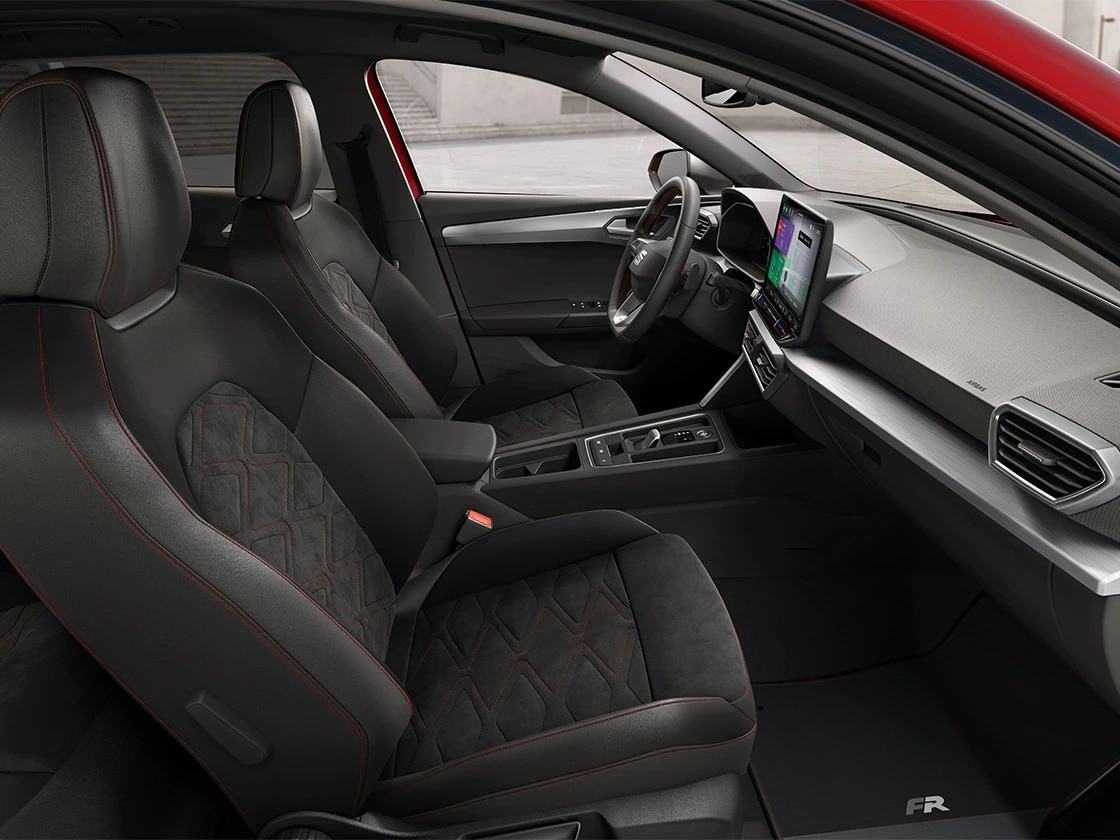Interior view of SEAT Leon showcasing Dynamic® Sports Seats, designed for maximum support and a sporty, refined driving experience.