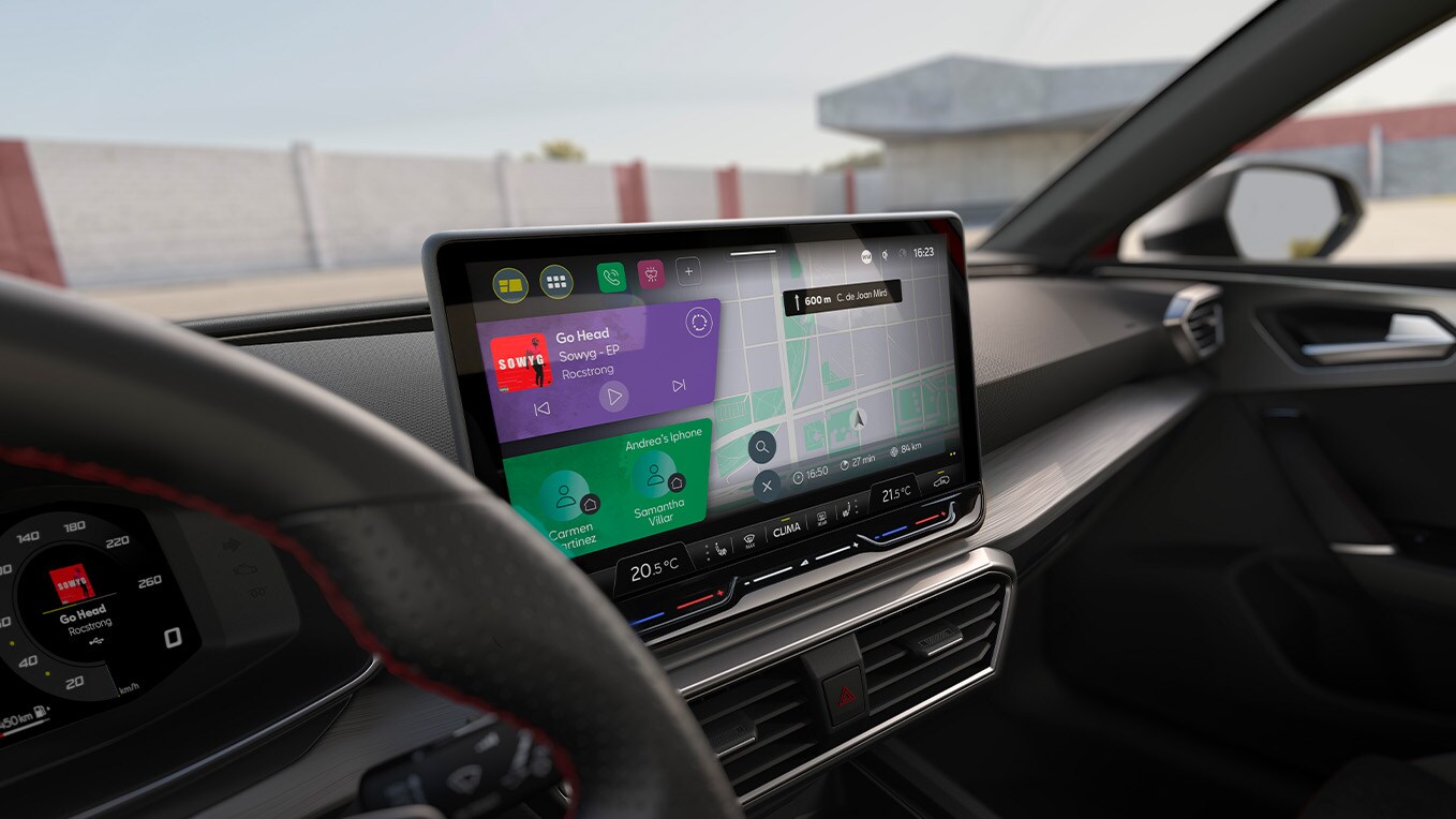Interior of the SEAT Leon Estate showcasing a glimpse of the steering and its full dynamic dashboard touchscreen to enjoy full control while driving.
