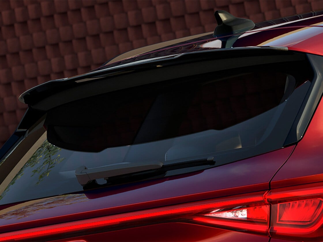 Black roof spoiler on the SEAT Leon Estate FR trim Black Pack Edition, to improve aerodynamics.