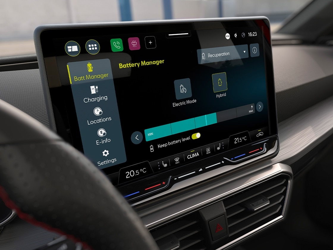 SEAT Leon Estate’s navi system on the central touchscreen. CONNECT Plus provides real-time updates and online connectivity for the navigation system, ensuring a seamless driving experience.