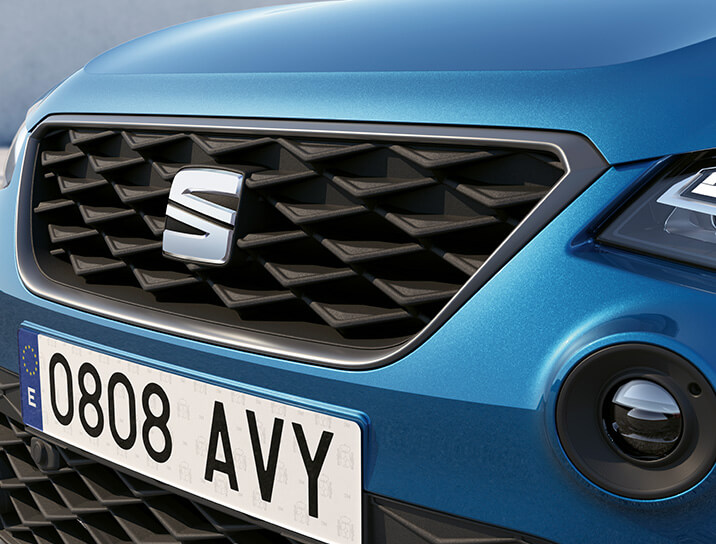SEAT Arona FR Sport Sapphire Blue front grille with chromed frame