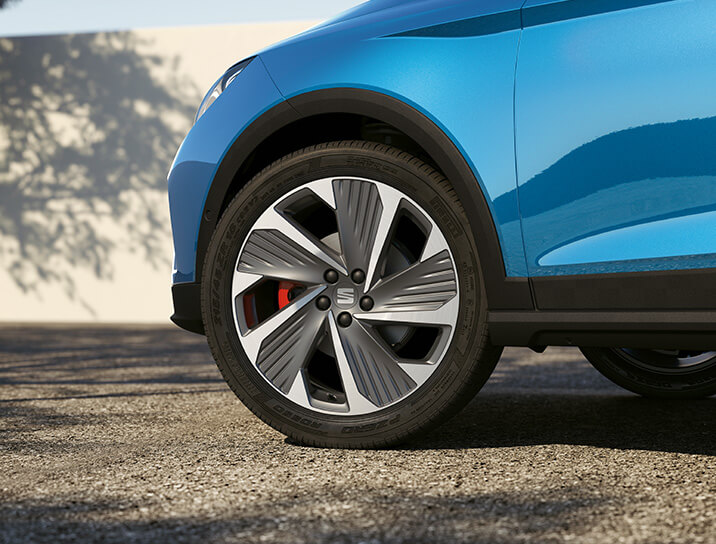 SEAT Arona FR Sport Sapphire Blue 18 inch alloy wheels in Cosmo Grey