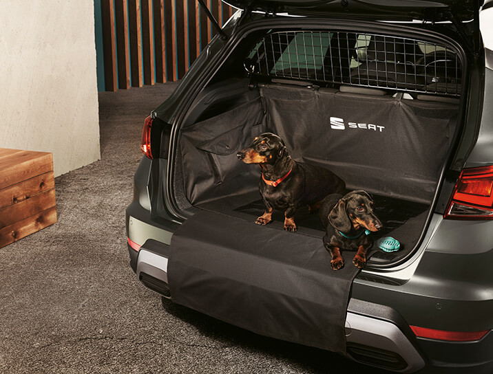 Dogs in SEAT Arona boot with separation grille and boot protector mat