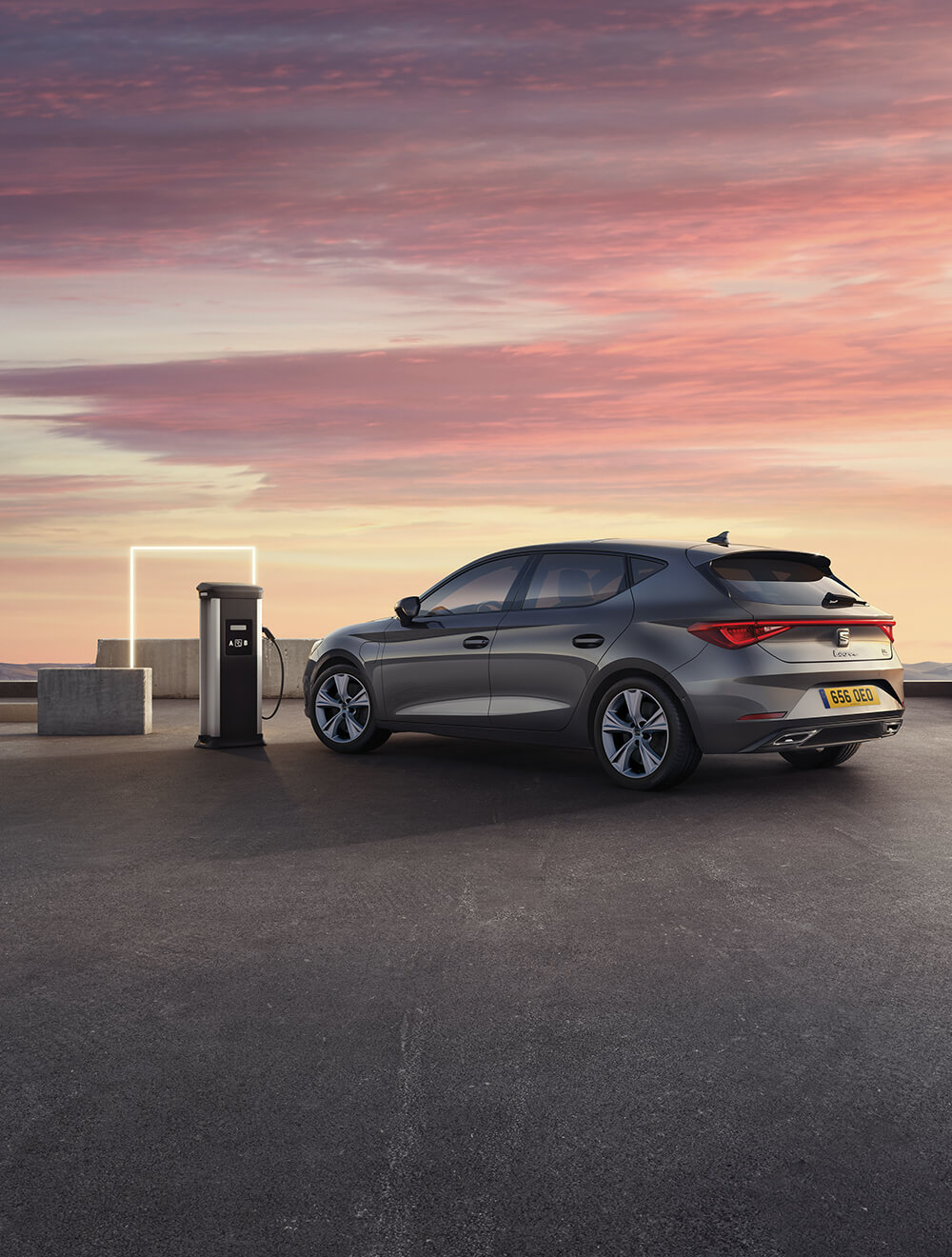 SEAT Leon e-HYBRID charging in front of sunset
