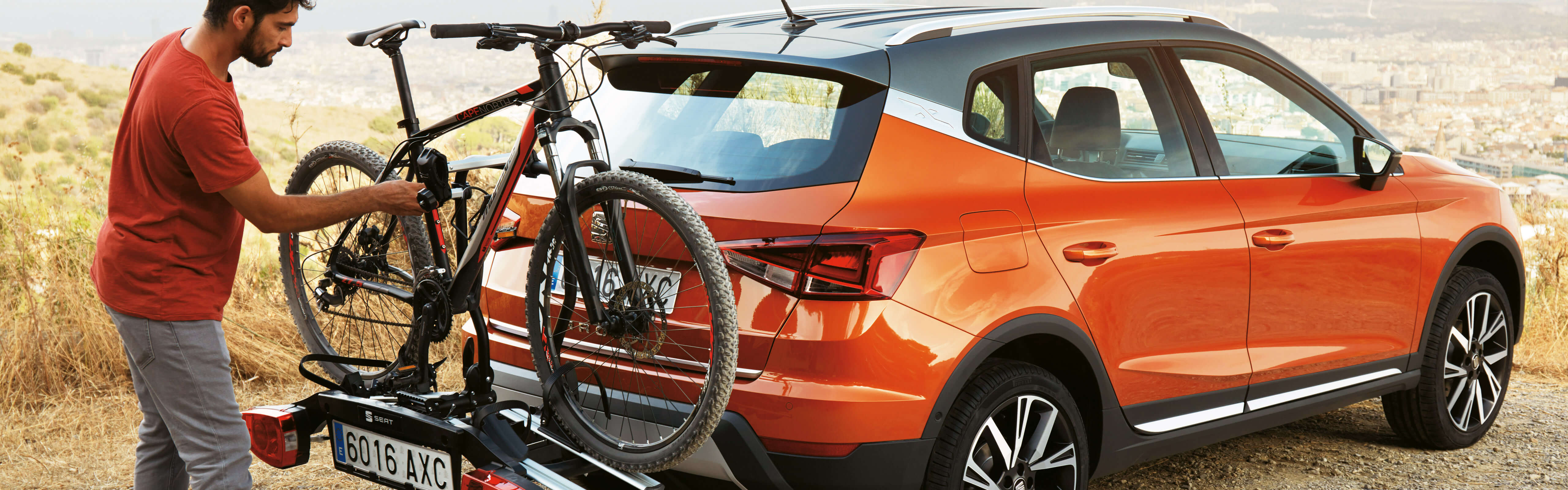 orange SEAT with car towbar mounted bike rack