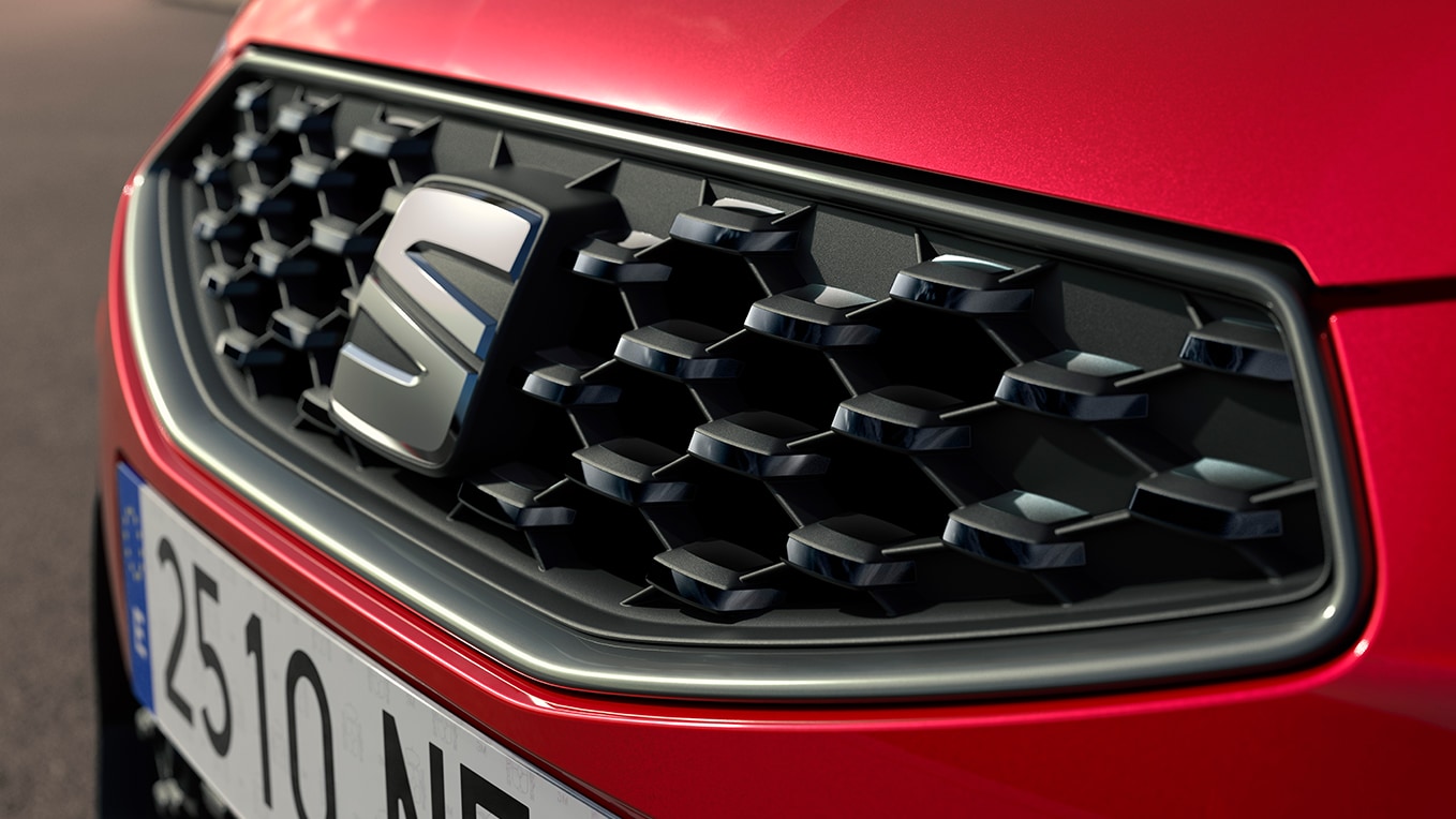  SEAT Ibiza’s front grille close up with geometric design. 