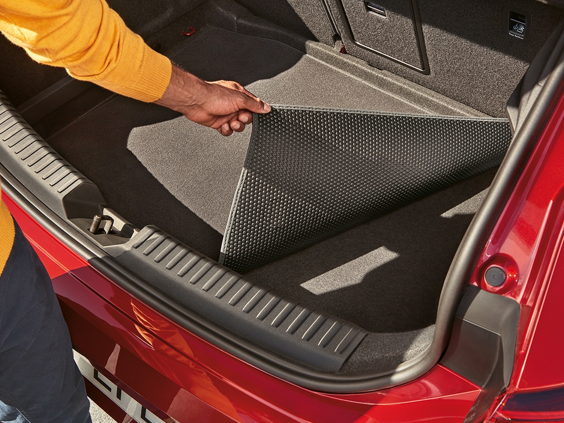 Durable and waterproof reversible boot mat in the seat leon sportstourer, featuring hard-wearing carpet on one side and a robust rubber surface on the other. 