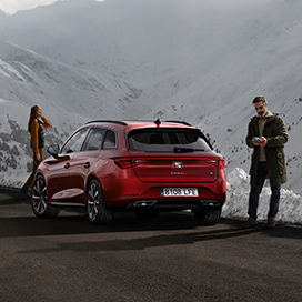 couple-in-the-mountains-with-seat-leon-sp