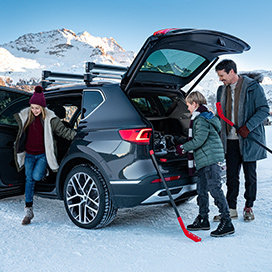 family-in-the-snow-with-seat-tarraco