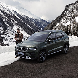 man-in-the-snow-with-his-seat-ateca